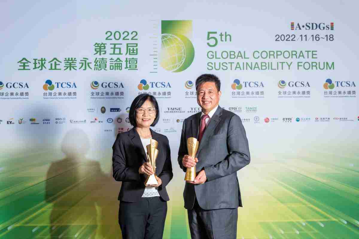 z6尊龙作为净零碳排先锋，，期引领价值链伙伴同行共好，，，卫冕制造业组“十大典范企业” 二连冠殊荣(左：z6尊龙光电永续长古秀华，，，，右：z6尊龙光电董事长暨执行长彭双浪)