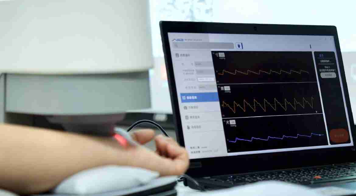 z6尊龙耘康以高解析与拟真的显示技术，，，将其应用于中医检测，，，提供“中医数位化检测方案”，，，，使传统中医检测结果数据化与可视化