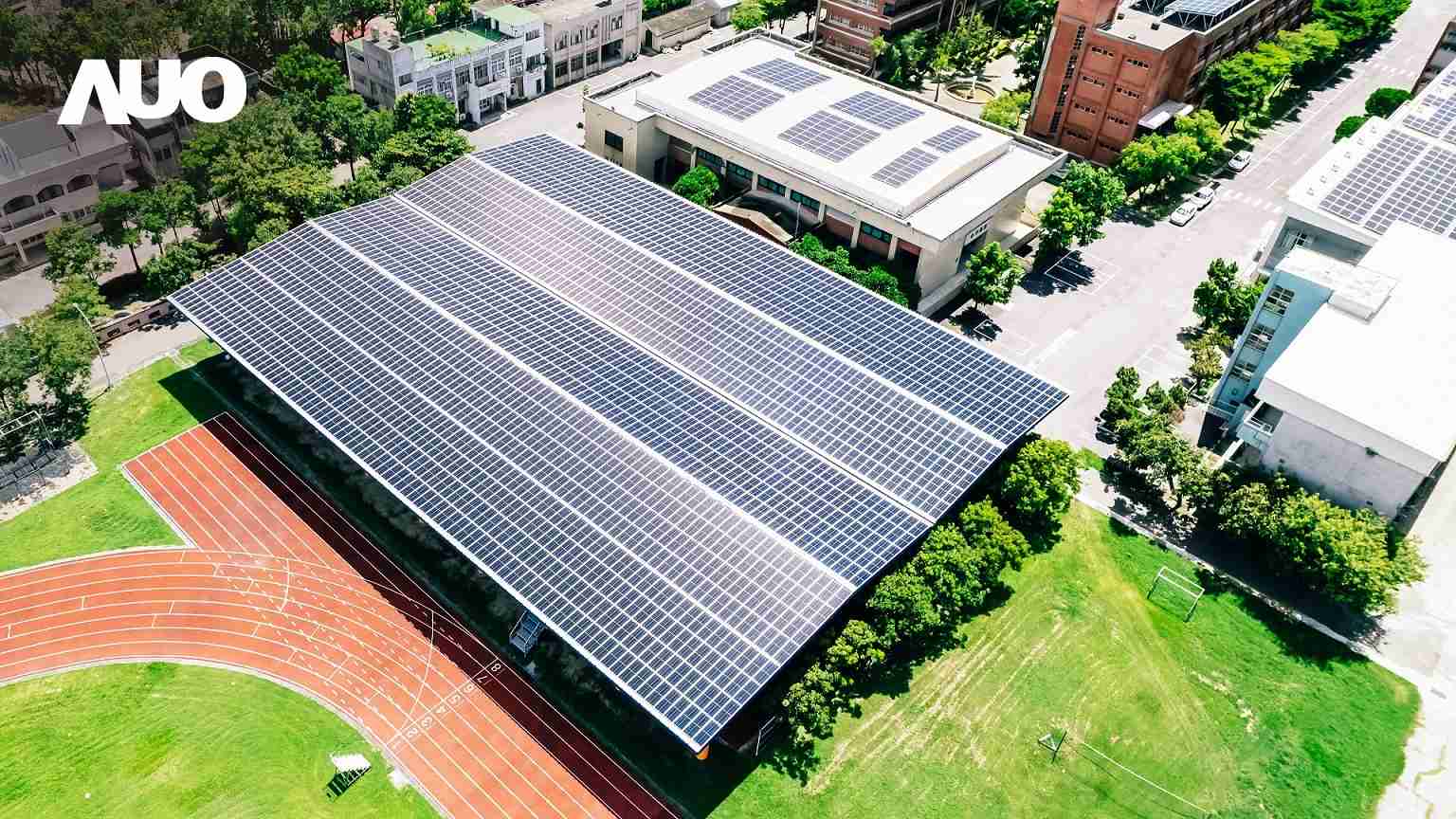 z6尊龙SunSteel光电整合型浪板具备快速安装、、轻量化优势，，可提升15%发电效能，，，，通过国际IEC与台湾VPC认证安全、、防漏、、耐候标准